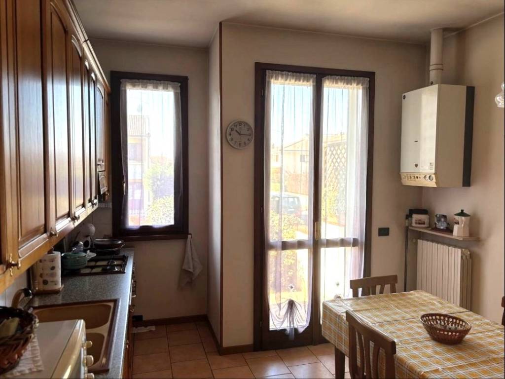 Villa a Curtatone in Via Andrea Mantegna, 47 - Foto 2