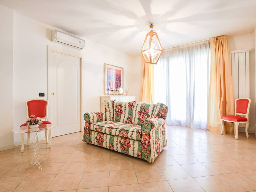 Appartamento a Verona in Via Bartolomeo Giuliari, 2 - Foto 2