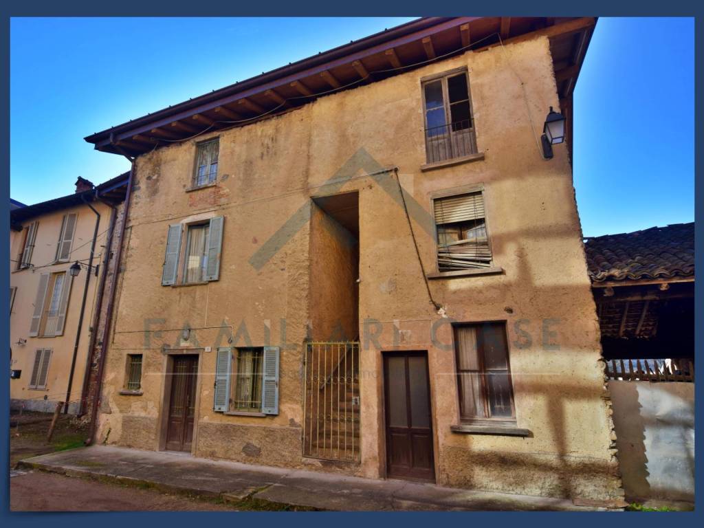 Casa indipendente a Brinzio in Piazza Generale Enrico Riziero Galvaligi - Foto 3
