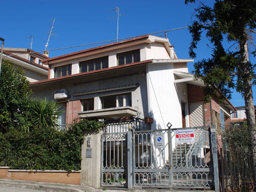 Villa a Civitanova marche in Via Francesco Petrarca, 24 - Foto 2