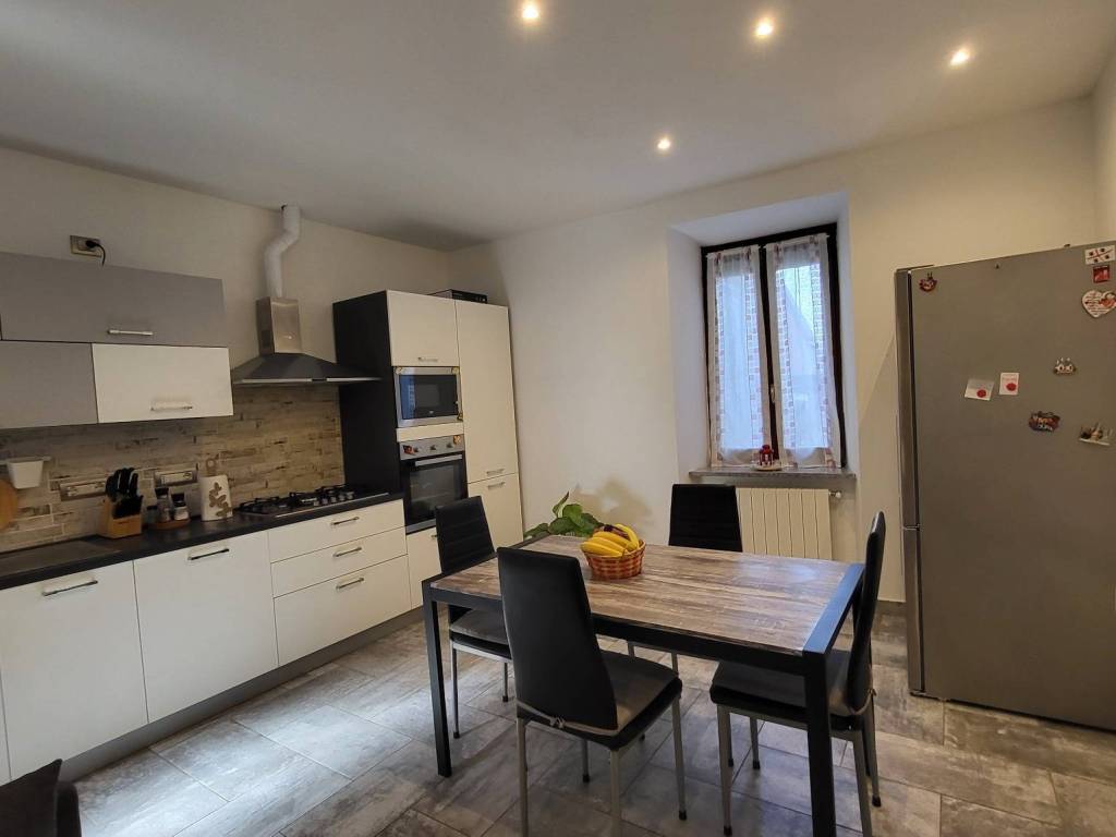 Appartamento a Biandronno in Via 4 Novembre - Foto 2