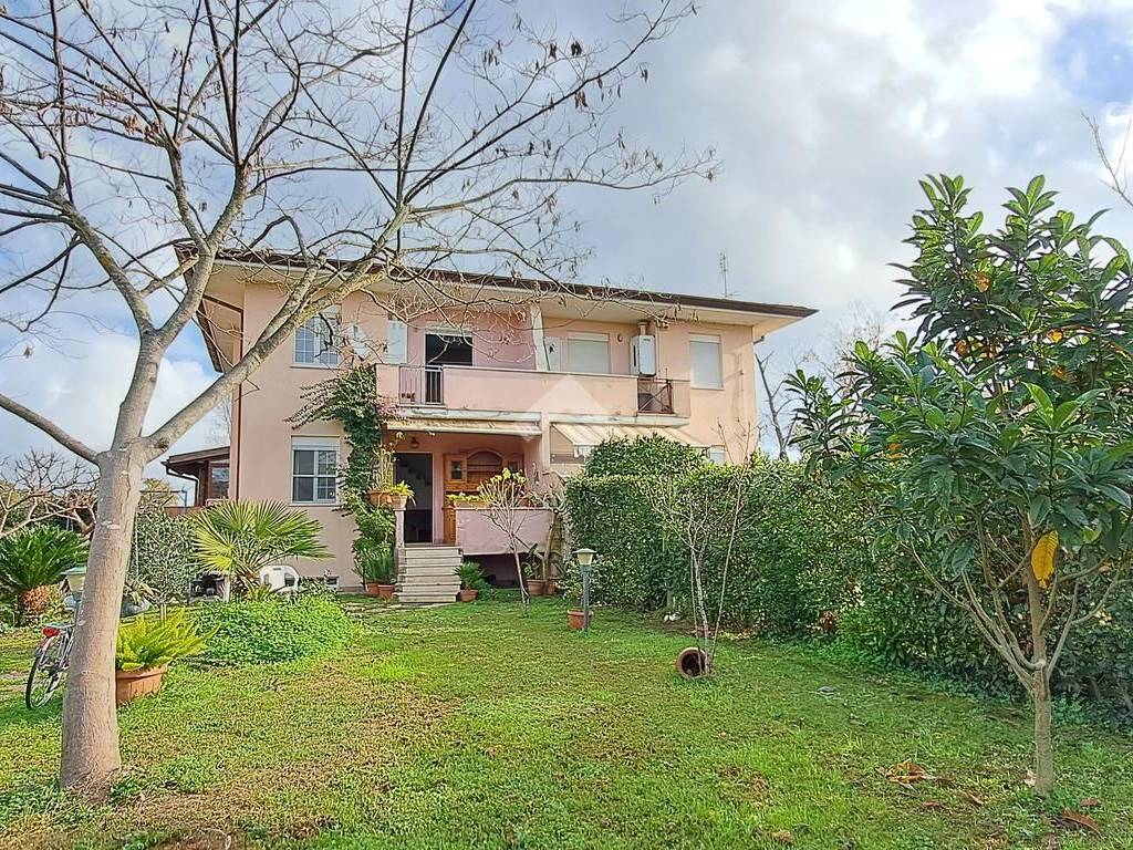 Villa a Sabaudia in Via Cristoforo Colombo, 88 - Foto 2