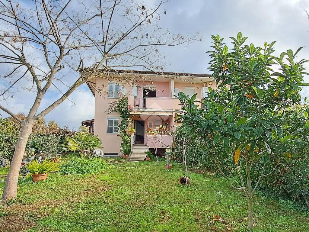 Villa a Sabaudia in Via Cristoforo Colombo, 88 - Foto 3