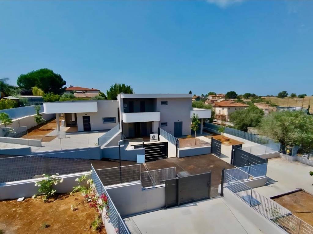 Villa a Aprilia in Via Molveno - Foto 2