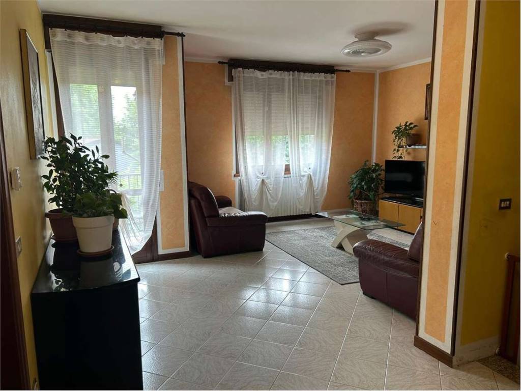 Villa a Goito in Strada Statale Goitese, 299 - Foto 1