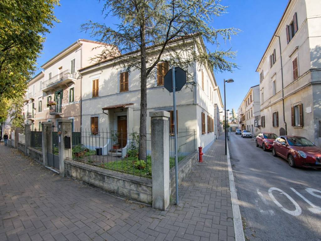 Villa a Fabriano in Viale Enrico Stelluti Scala - Foto 2