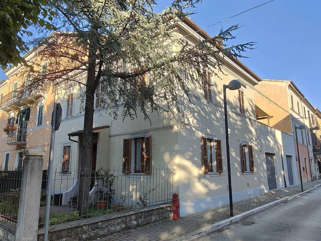 Villa a Fabriano in Viale Enrico Stelluti Scala - Foto 3