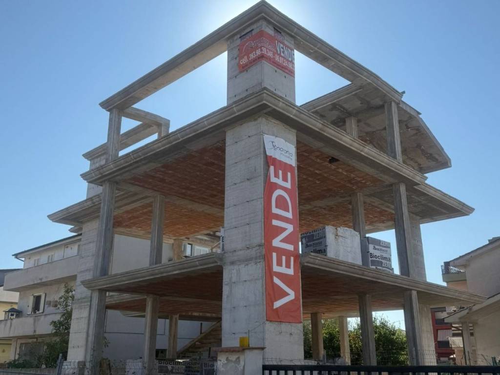 Villa a Aprilia in Via Catanzaro - Foto 2