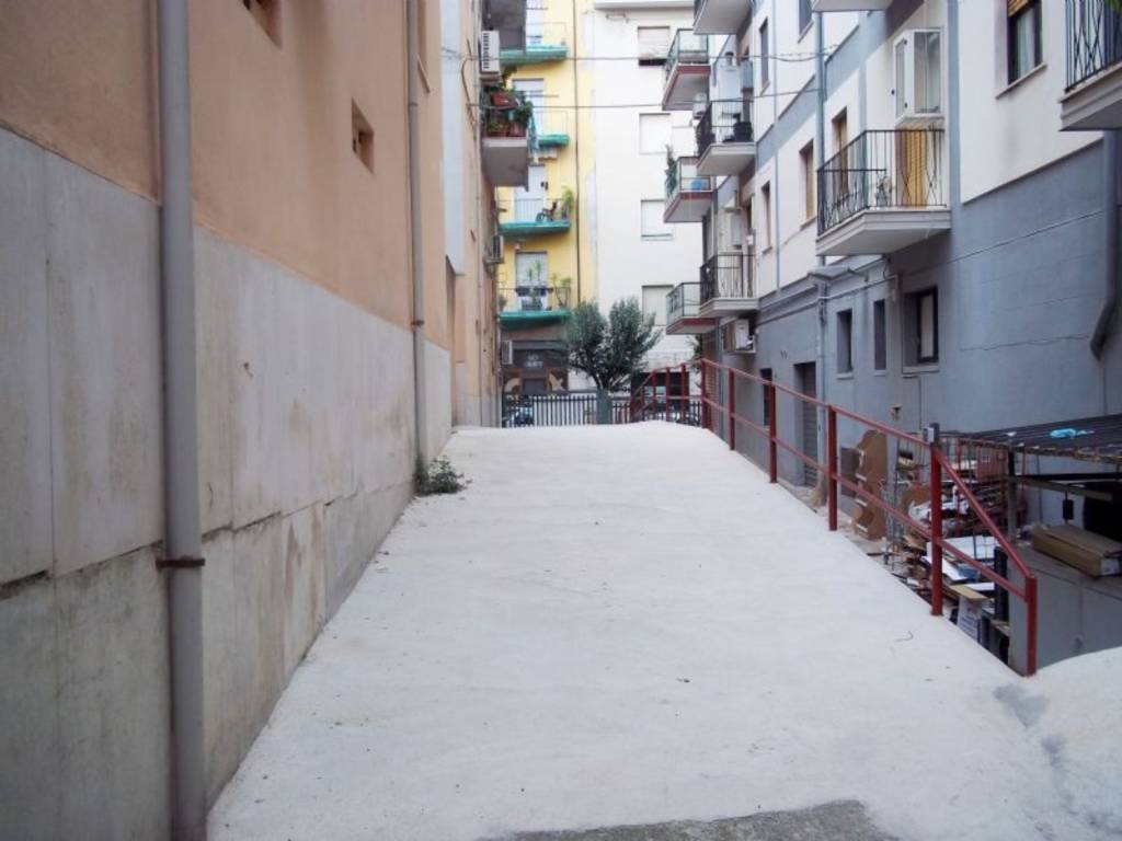 Box / garage a Cosenza in Via Luigi Miceli, 33 - Foto 2