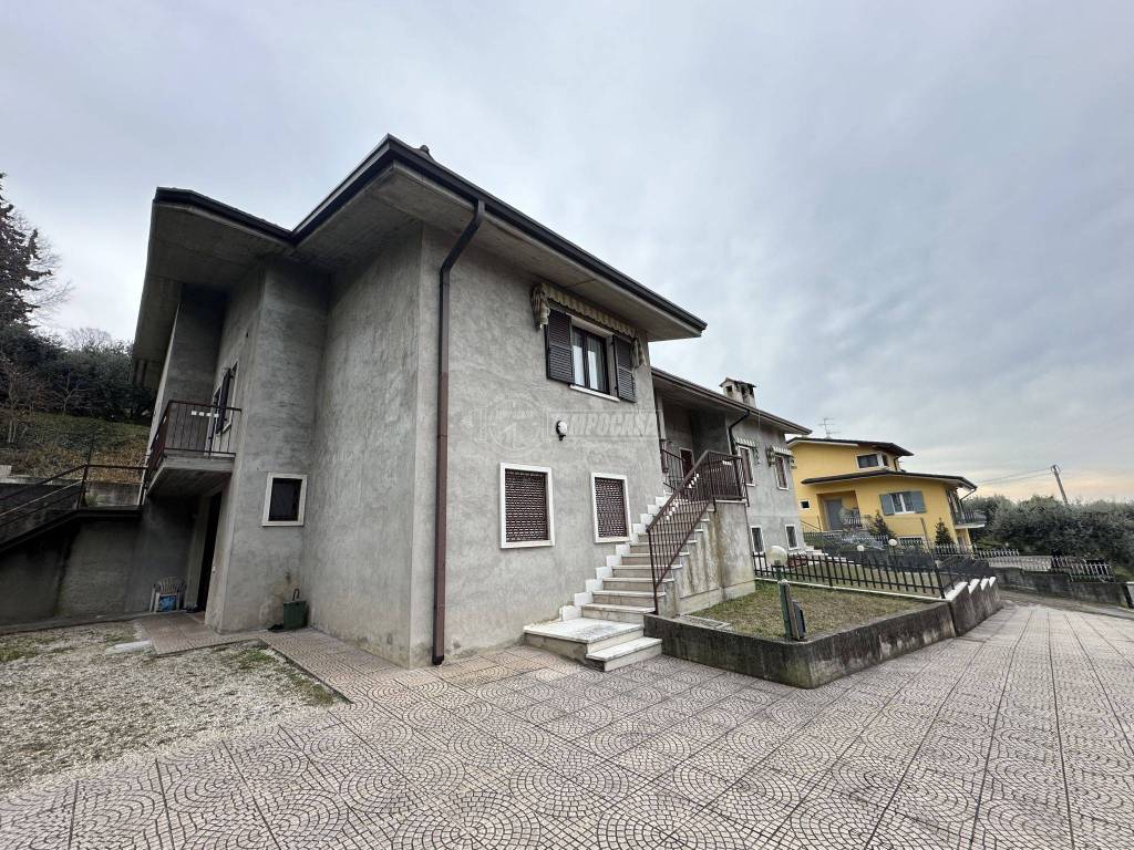 Villa a Pastrengo in Via Bionde 54 - Foto 2