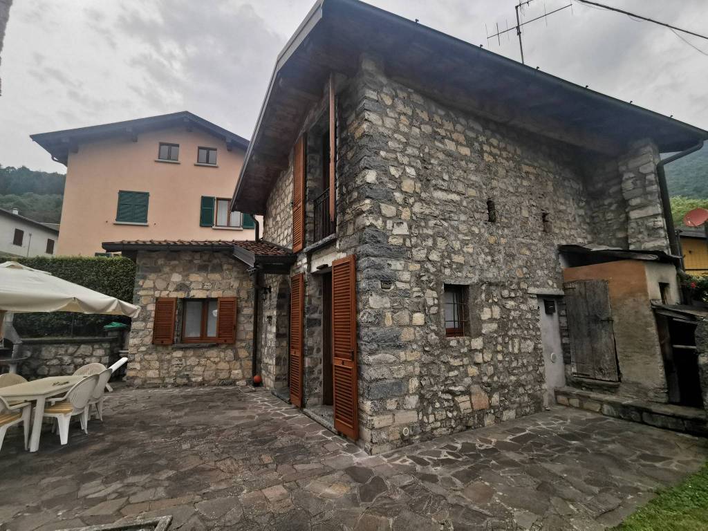 Villa a Alta valle intelvi in Via R. Passerini - Foto 4