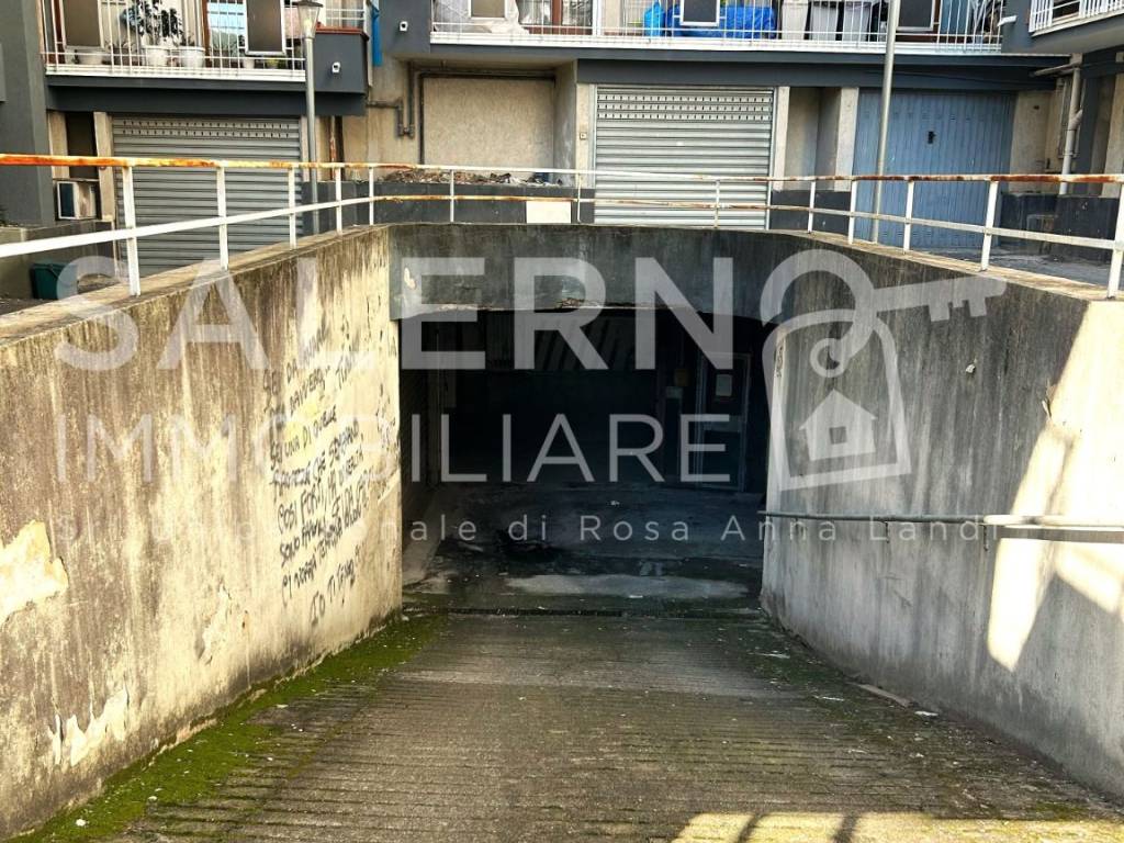 Box / garage a Salerno in Via Claudio Guerdile, 79 - Foto 4