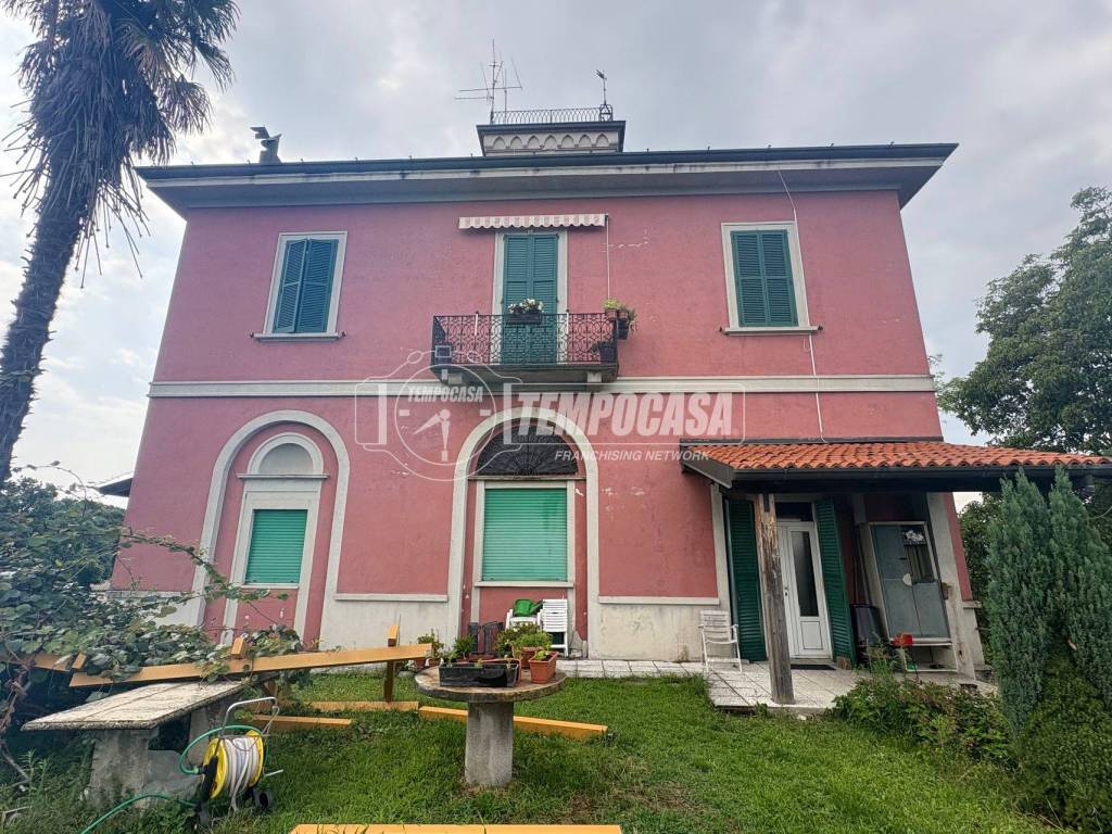 Villa a Cucciago in Via Raffaello 18 - Foto 4