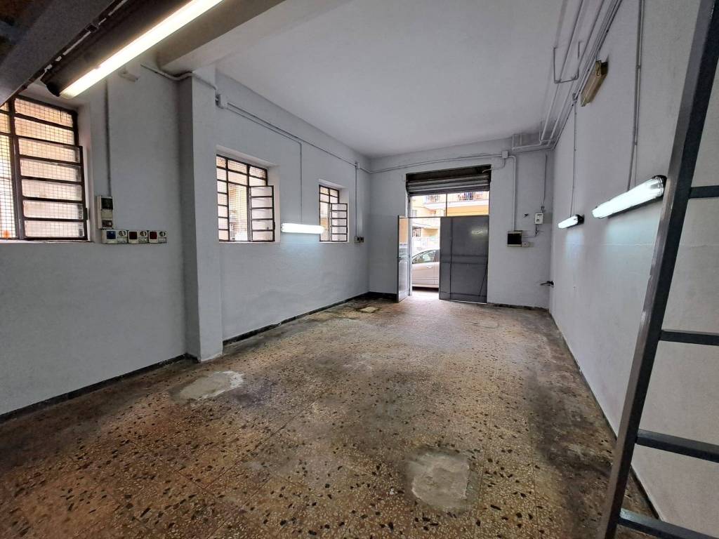Box / garage a Salerno in Via Luigi Manzella - Foto 2