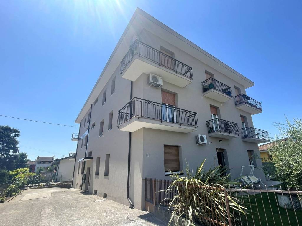 Appartamento a Buttapietra in Via Lago di Garda, 25 - Foto 2