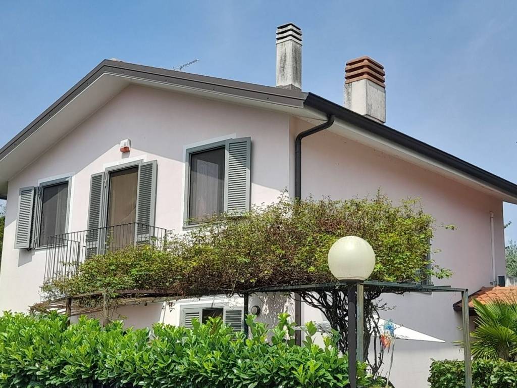 Villa a Origgio in Via Giosuè Ceriani, 10 - Foto 2