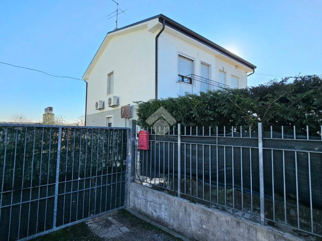 Casa indipendente a Verona in Str. La Rizza, 109 - Foto 4