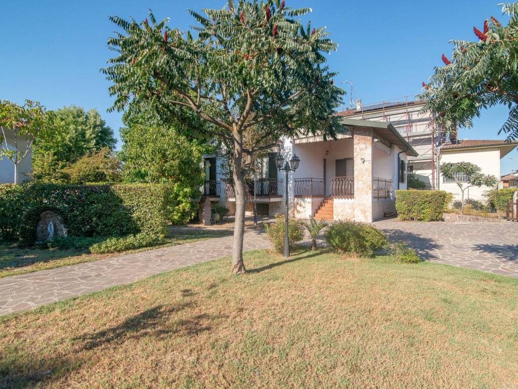 Villa a Casalpusterlengo in Via Emilia, 5 - Foto 2