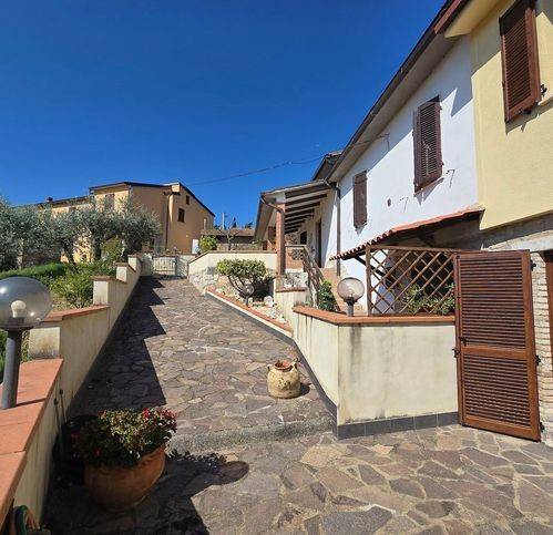 Rustico / casale a Gualdo cattaneo in Via Dei Colli 31 - Foto 2