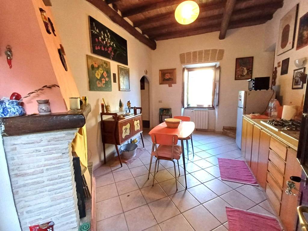 Appartamento a Caprarola in Località Castagneti di Santa Teresa - Foto 3
