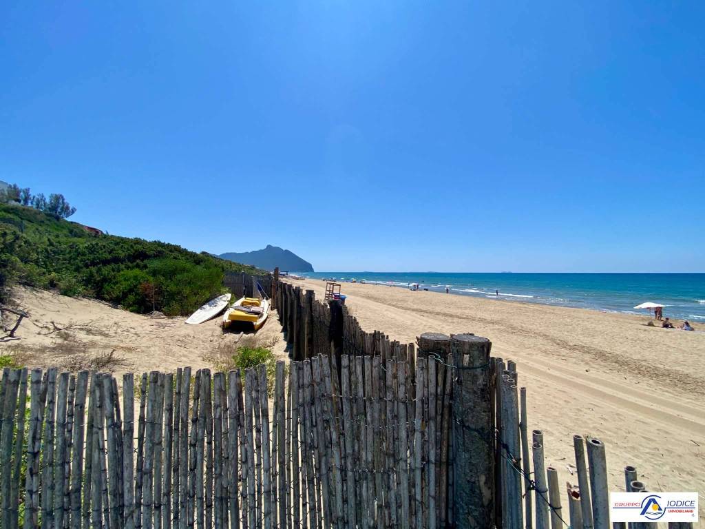 Villa a Sabaudia in strada Lungomare Pontino 23 - Foto 2