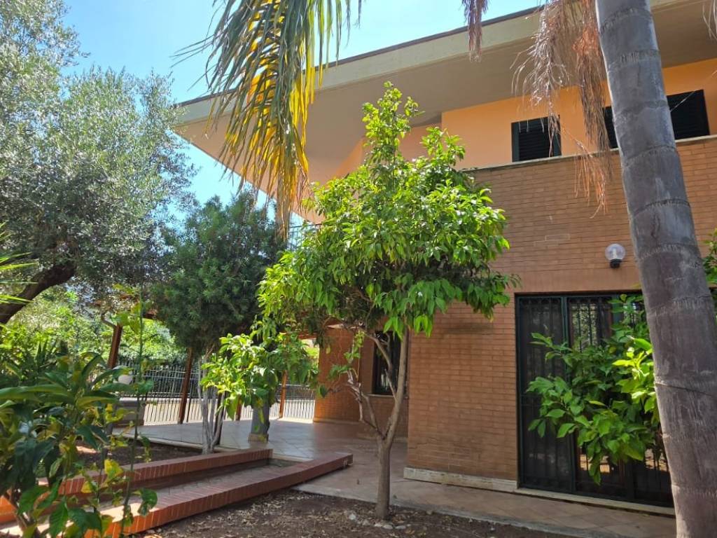 Villa a Latina in Via Guido d'Arezzo, 45 - Foto 2