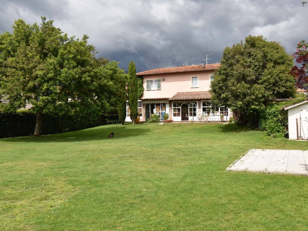 Villa a Seravezza in Via Fortunato Federigi - Foto 2