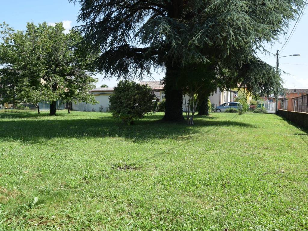 Terreno a Capriva del friuli in Via Alpi Giulie - Foto 2