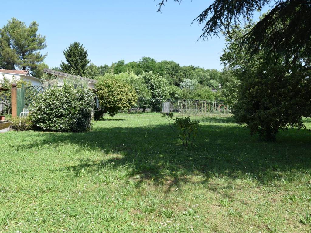 Terreno a Capriva del friuli in Via Alpi Giulie - Foto 4
