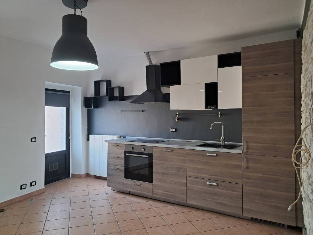 Appartamento a Brebbia in Via Vittorio Veneto - Foto 2