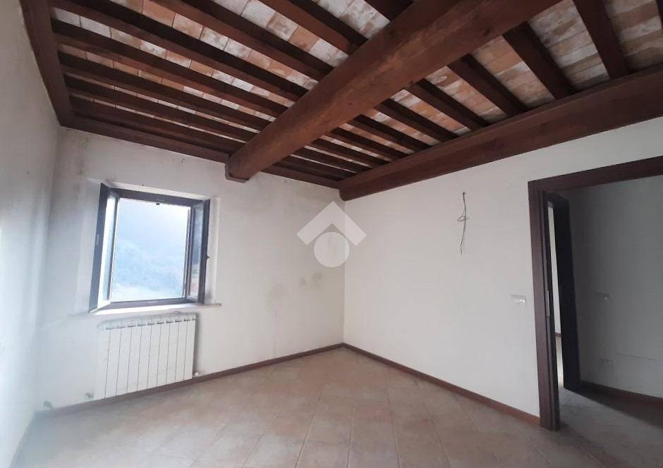 Casa indipendente a Valtopina in Loc. Giove - Foto 2