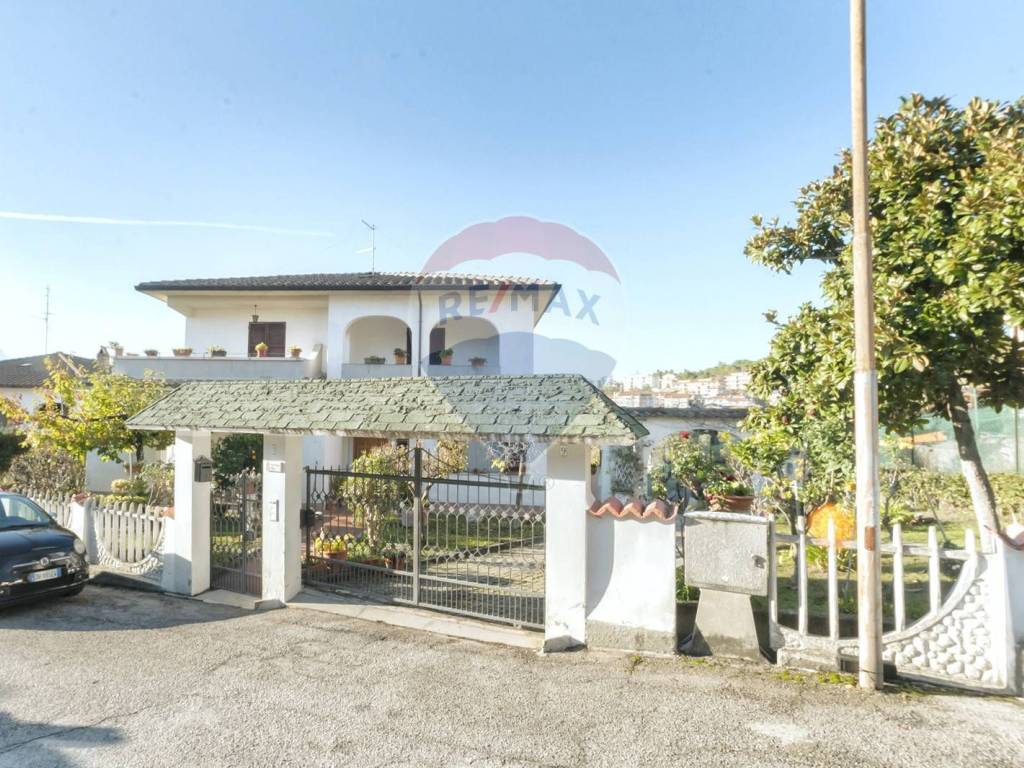 Villa a Penne in Via Clemente De Caesaris 62 - Foto 2