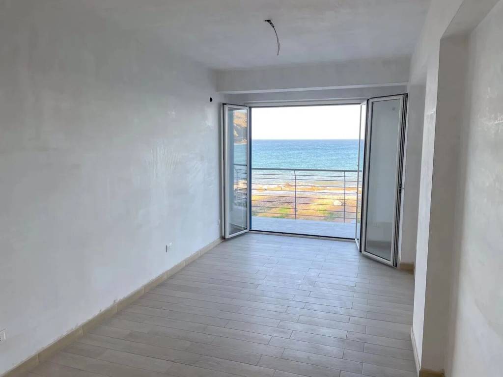 Appartamento a Santo stefano di camastra in Lungomare Barche Grosse S.N.C. - Foto 3