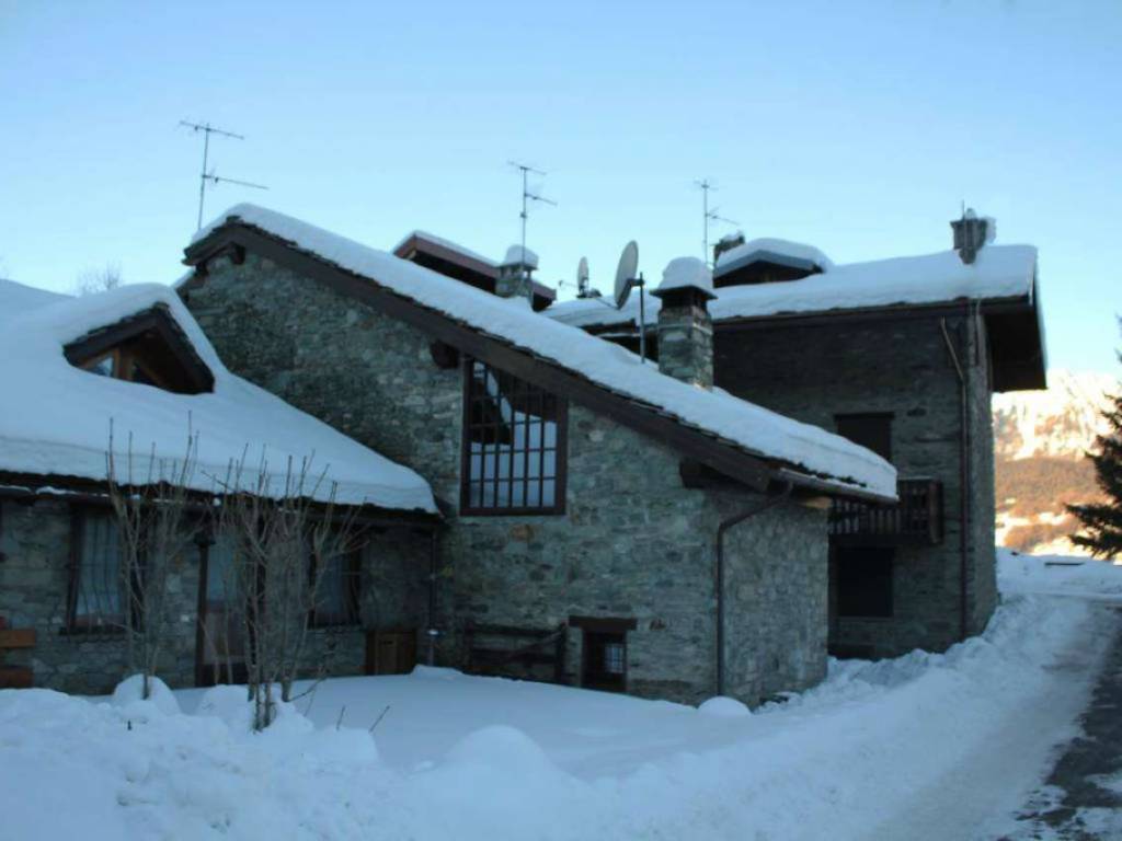 Casa indipendente a Antey-saint-andrè in borgo Frazione Lod Antey Saint André - Foto 2