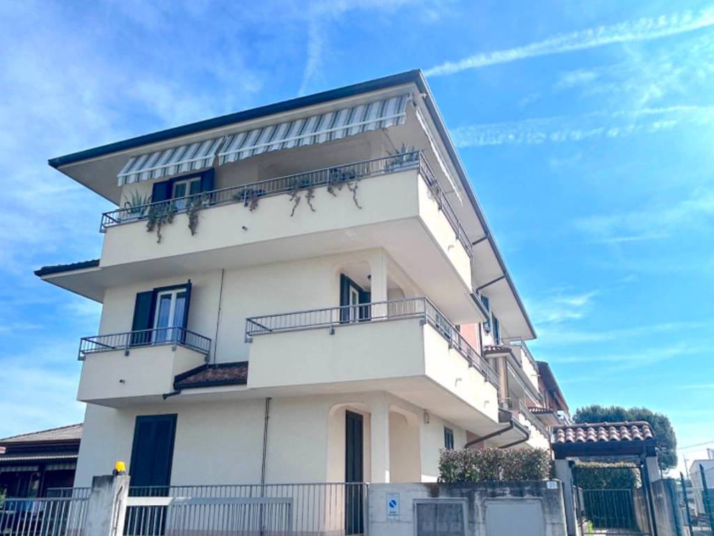 Appartamento a Cassano magnago in Via Volturno, 25 - Foto 2