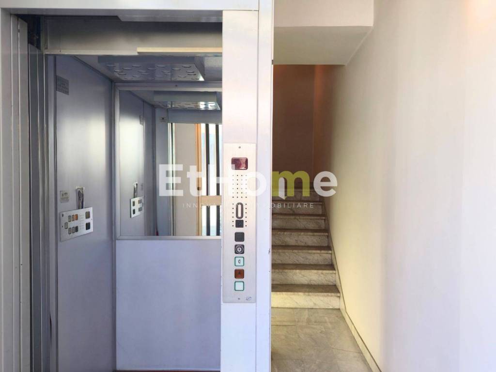 Casa indipendente a Andria in Viale Puglia, 86 - Foto 2