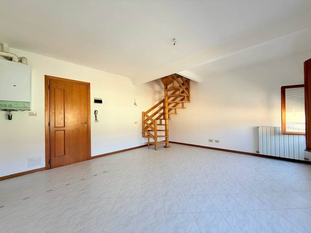 Appartamento a Cecina in Via Pordoi, 78 - Foto 2
