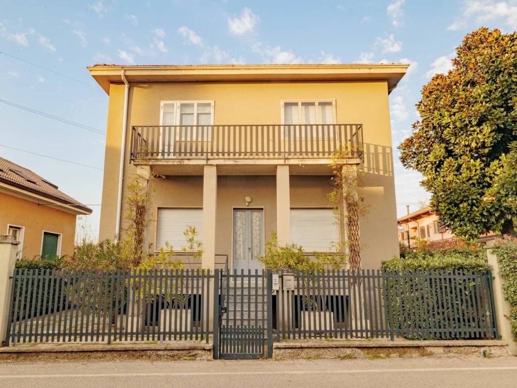 Appartamento a Lodi in VIA PALMIRO TOGLIATTI, 13. - Foto 2