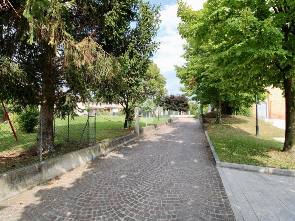 Terreno a Azzano decimo in Piazza S. Michele Arcangelo - Foto 2