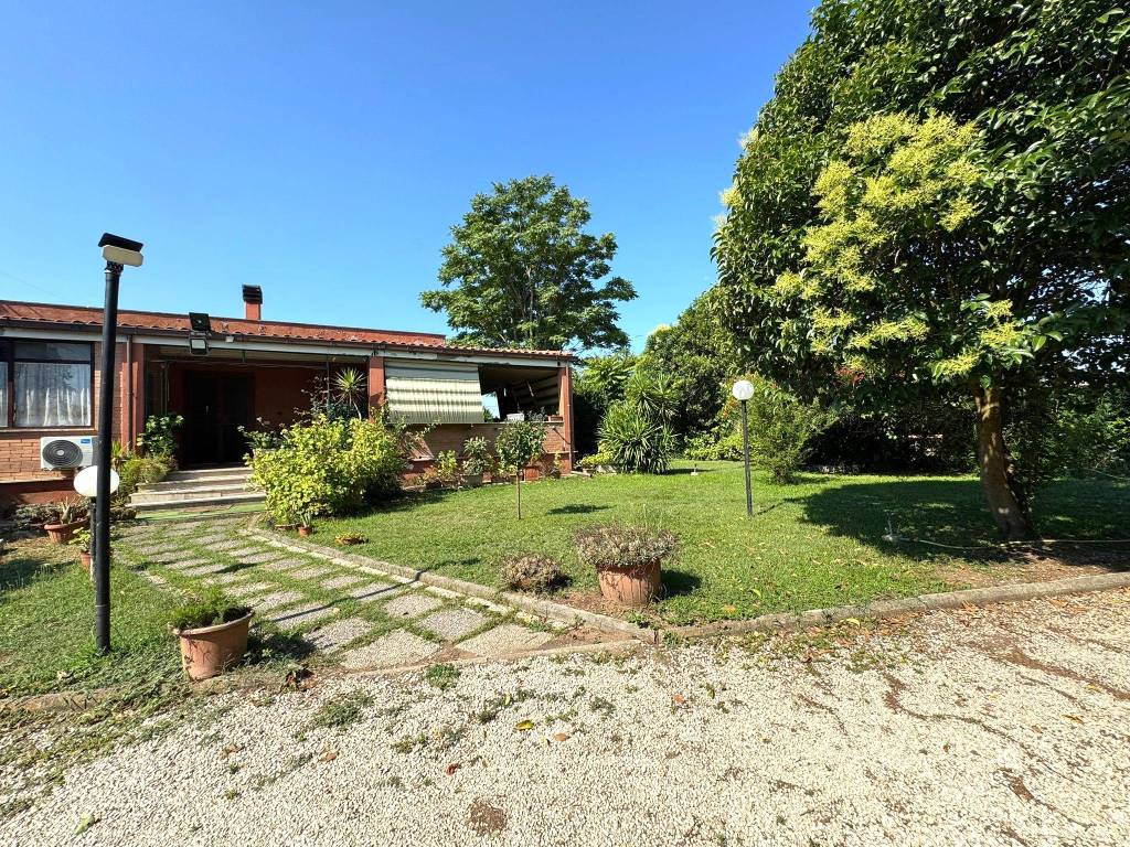 Villa a Aprilia in Via Agostino Depretis, 10 - Foto 2