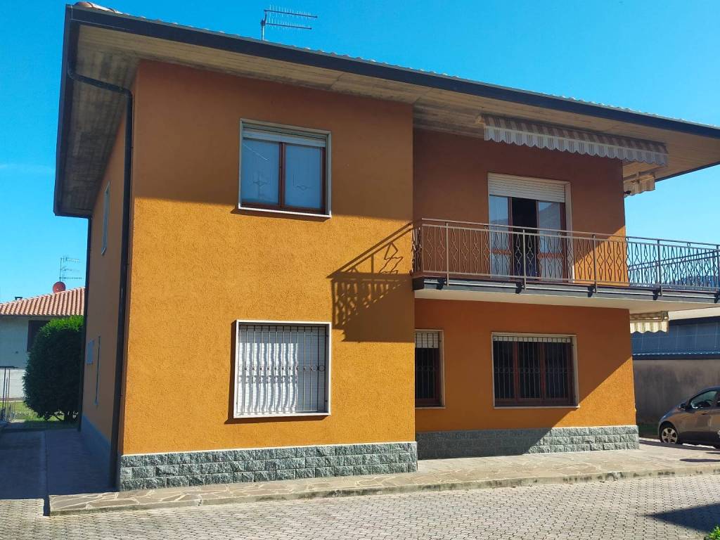 Villa a Biandronno in Via Trieste, 33 - Foto 2