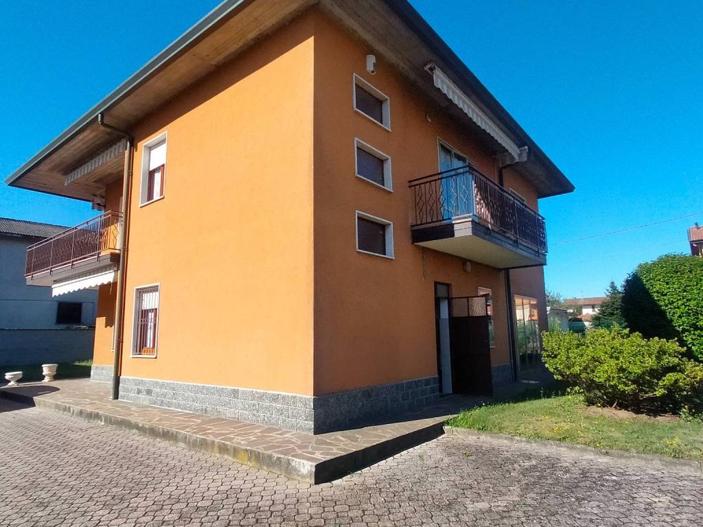 Villa a Biandronno in Via Trieste, 33 - Foto 3