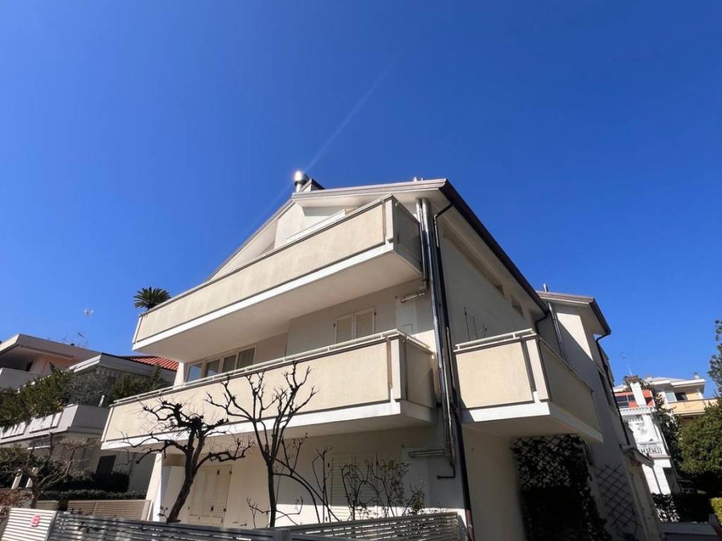 Attico / mansarda a Riccione in Viale Nazario Sauro, 20 - Foto 2