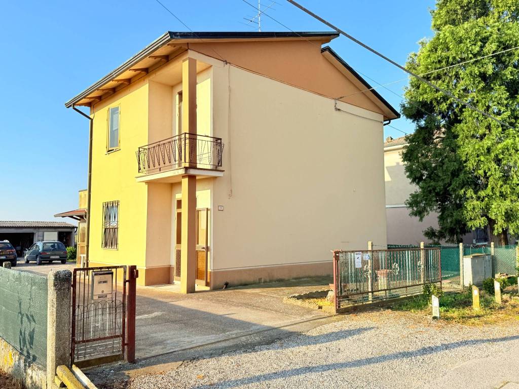 Villa a Argenta in Via Garda Menata, 31 - Foto 2