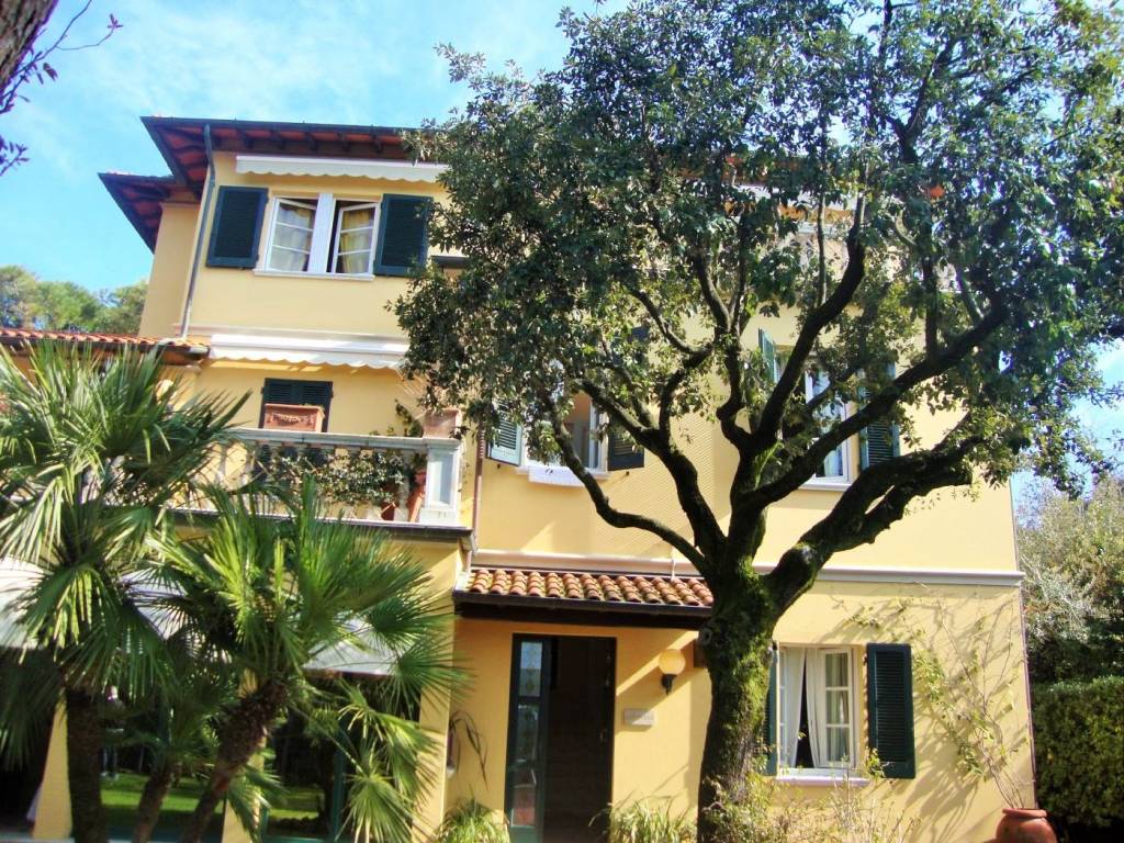 Villa a Pietrasanta in Viale Roma, 46 - Foto 2
