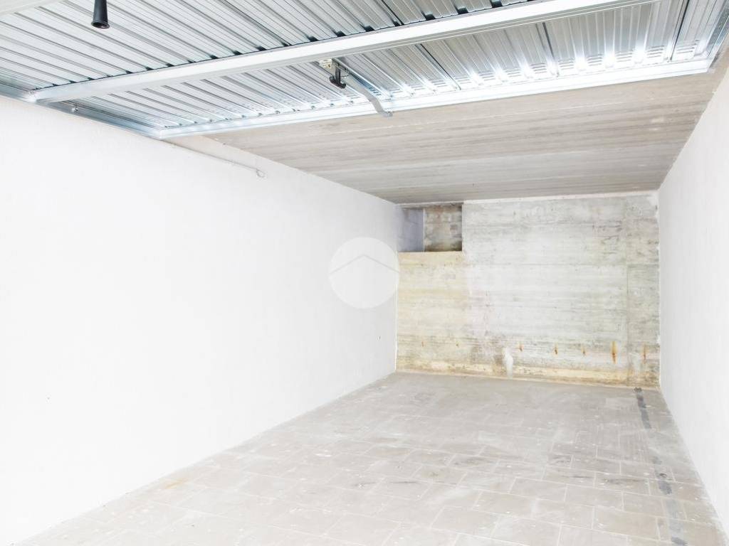 Box / garage a Alba adriatica in Garage Via Cavour, 75 - Foto 2