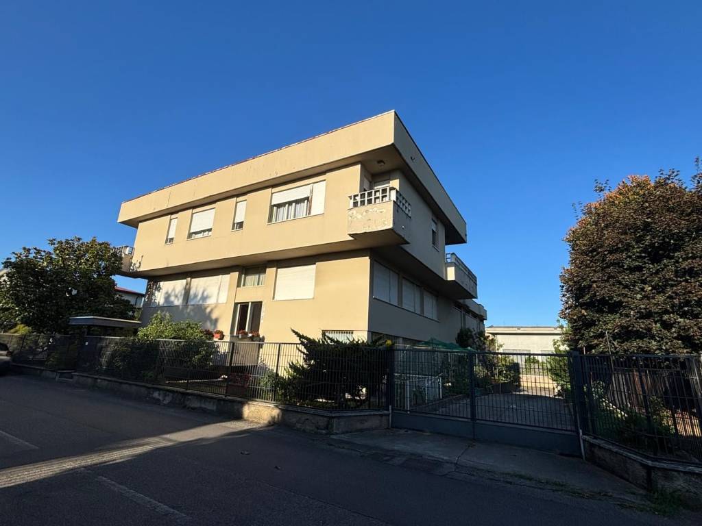 Palazzo / stabile a Samarate in Via Tonale, 10 - Foto 2