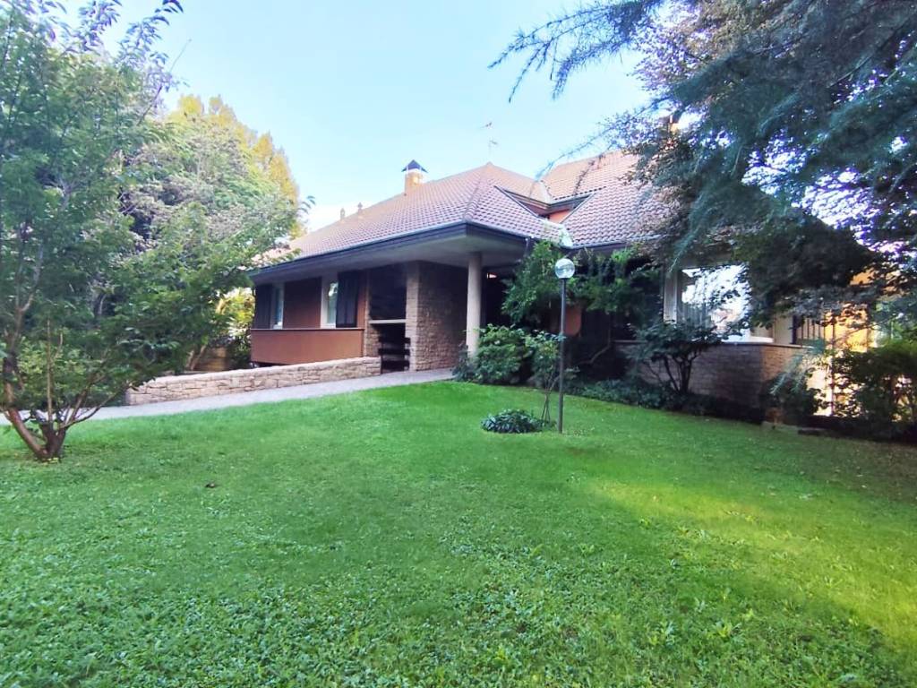 Villa a Gorla minore in Via Roma, 11 - Foto 3