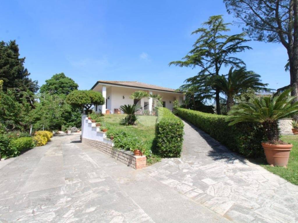 Villa a Fara in sabina in Via dei Cavalli, 68 - Foto 2