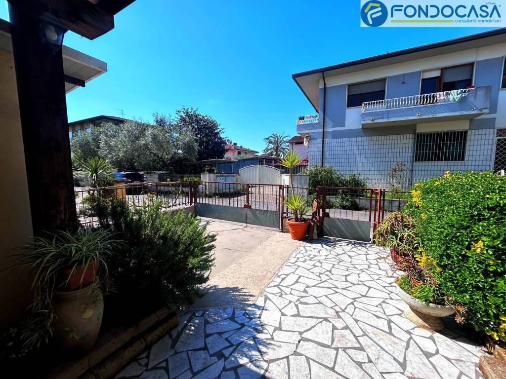 Appartamento a Camaiore in via Michelangelo Buonarroti - Foto 2